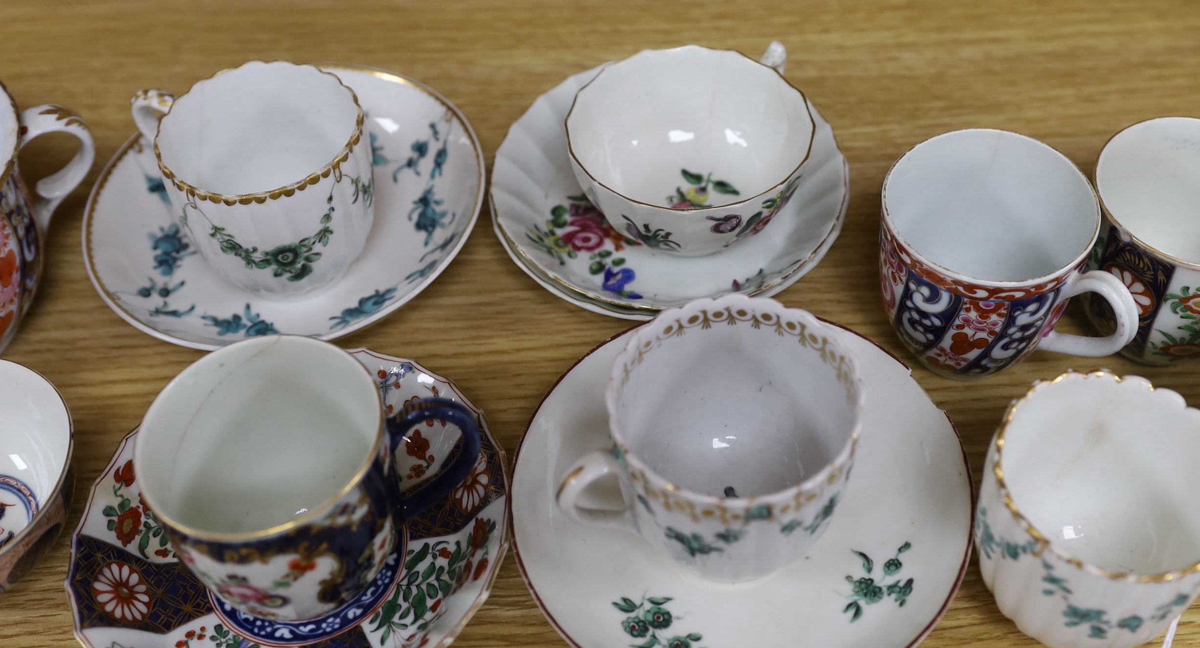 A group of late 18th century Worcester cups and various saucers (16)